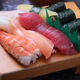 職人が握る本格寿司