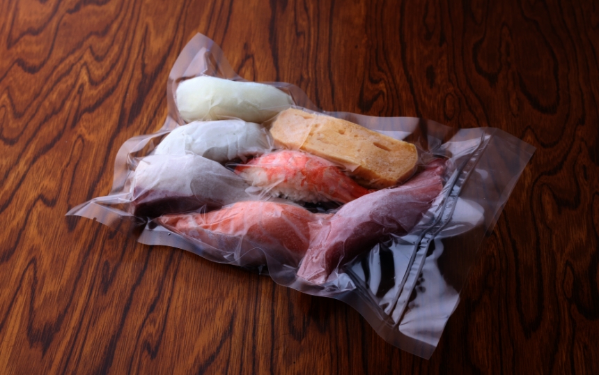 羽凍寿司とは、 寿司職人が握った寿司をその場で瞬間冷凍することで、 握りたての美味しさを閉じ込めた冷凍寿司です。