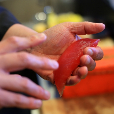 職人が寿司を握る