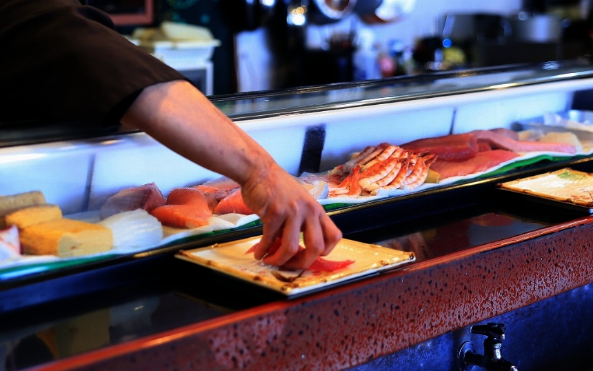 当店では、新鮮な魚を仕入れ食材の美味しさを大切にしながら寿司職人が一貫ずつ丁寧に寿司を握っています。