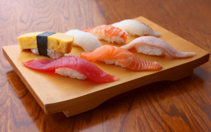 羽凍寿司とは、職人が握った寿司をその場で瞬間冷凍した新しいかたちの寿司です。